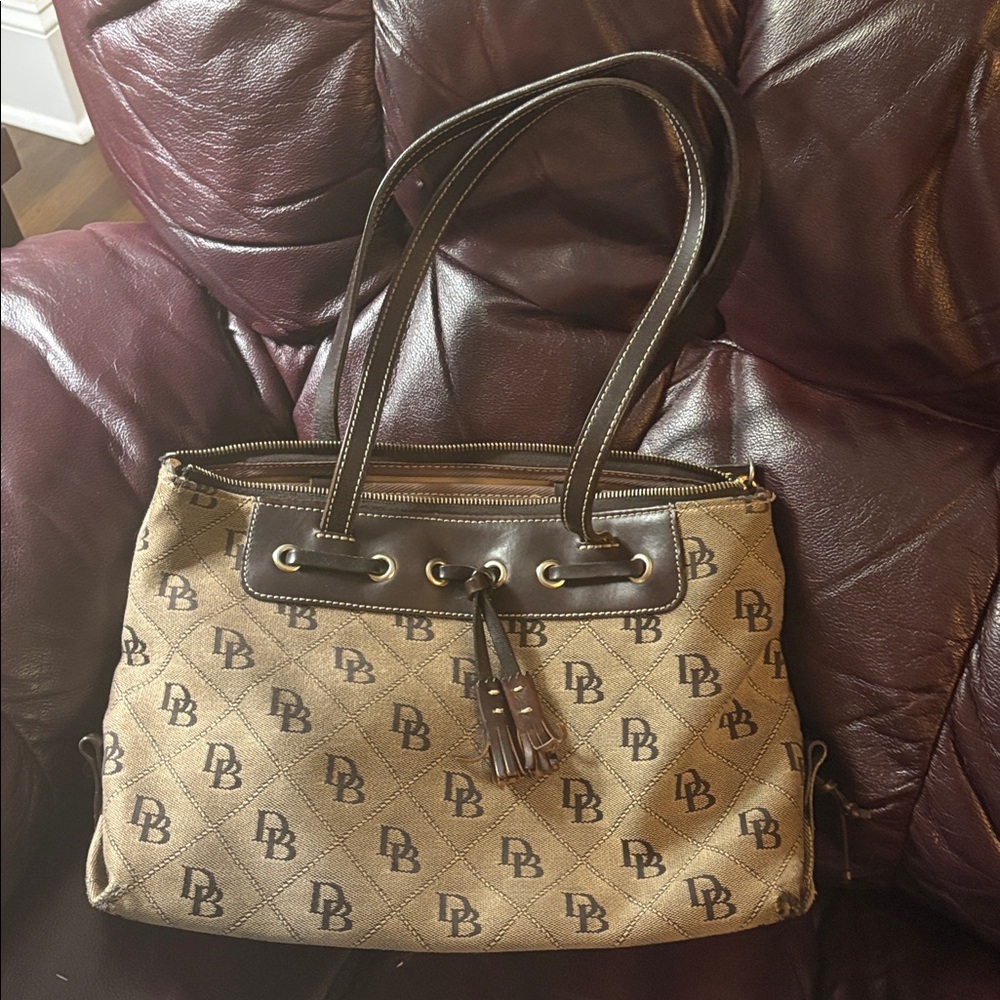 Dooney And Bourke brown leather trim purse 👜